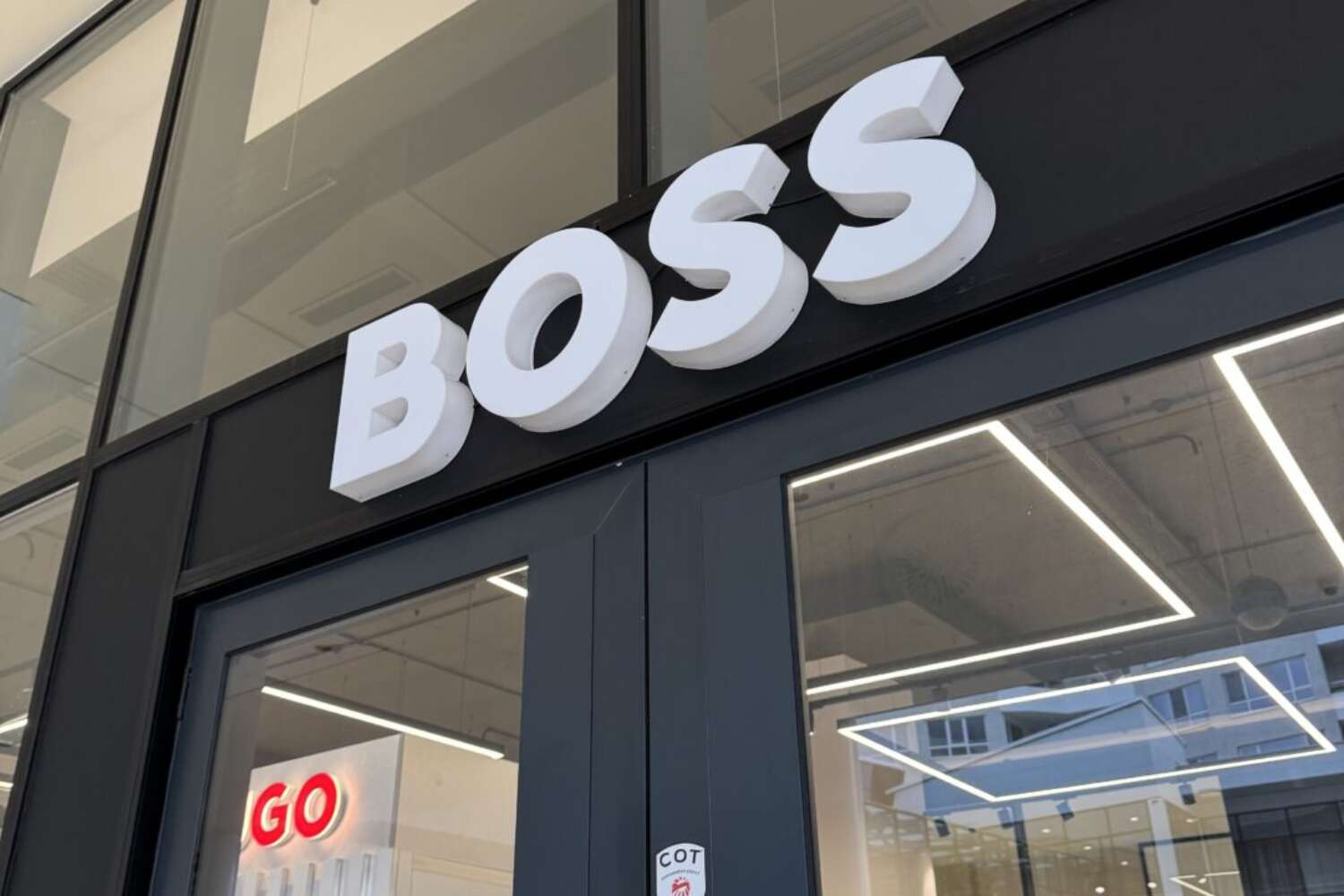 Светещи букви Boss от MUSE рекламен дизайн на магазини